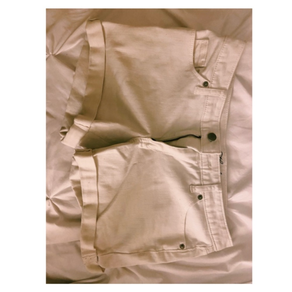 UNIVERSAL THREAD WHITE SHORTS